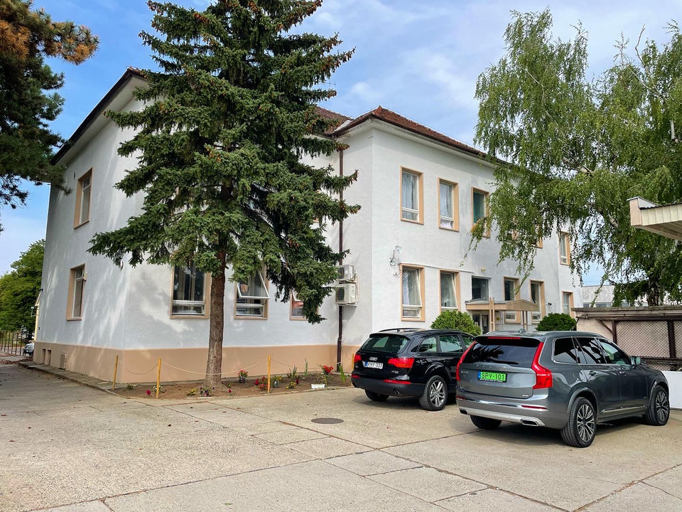 Unterkunftsgebäude mit Hof und Parkplätzen – GLOBEFOX