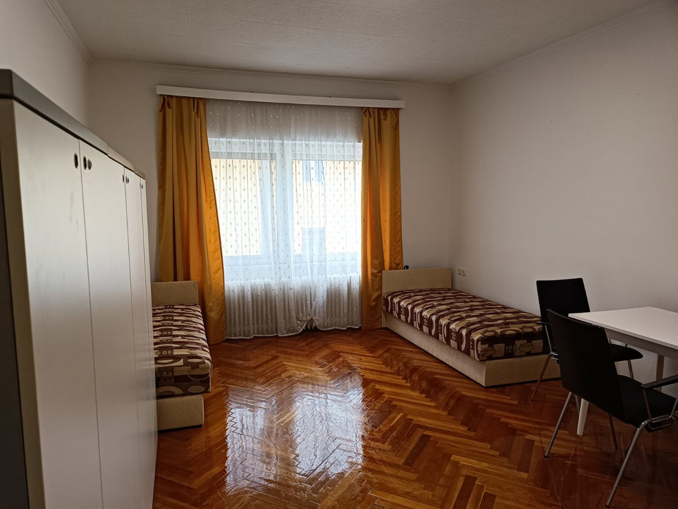 Helles Zweibettzimmer mit Schrank – GLOBEFOX