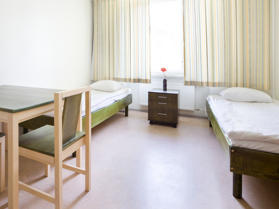 Zimmer mit zwei Einzelbetten und Tisch – GLOBEFOX