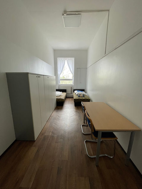 Zimmer mit Einzelbetten und Schreibtisch – GLOBEFOX