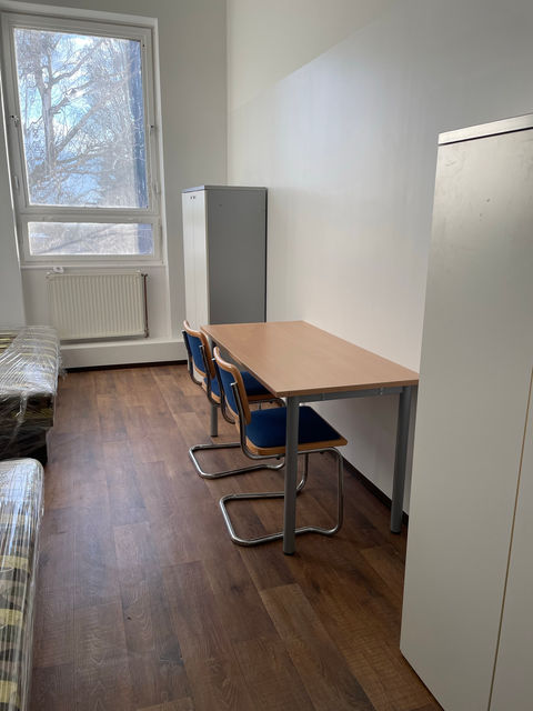Zimmer mit Tisch und Kleiderschrank – GLOBEFOX