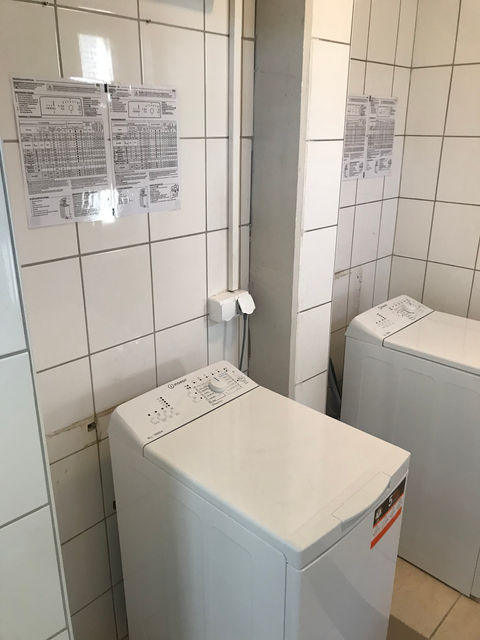 Bad mit Dusche und Waschmaschine – GLOBEFOX