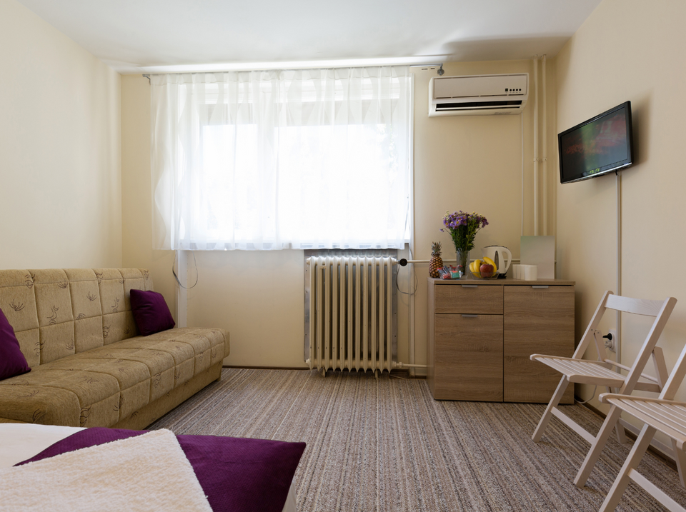 Helles Zimmer mit Fernseher und Klimaanlage – GLOBEFOX